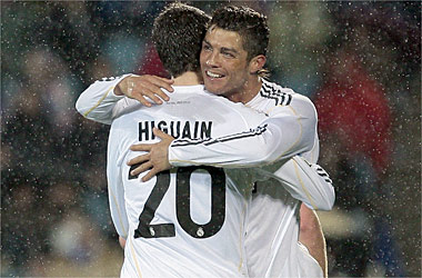 El Madrid gana 2-4 y sigue lider