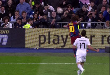 Pelotazo de Messi al publico del Bernabeu
