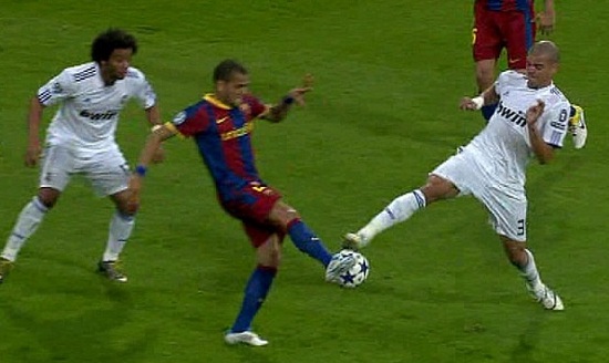 Pepe no llega a tocar a Alves