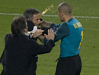 Mourinho saltó a celebrarlo y Víctor Valdés le agarró del cuello