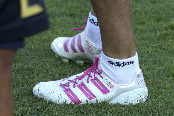 nuevas botas david beckham new boots blancas rosas white pink adidas predator (2).jpg